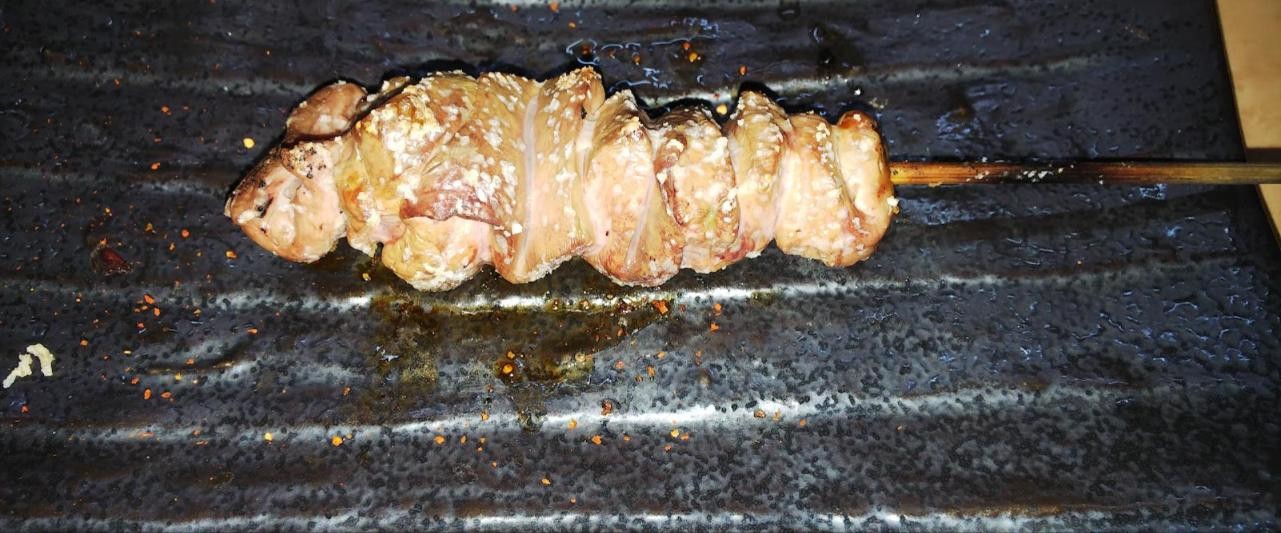 白いごまをふった焼き鳥の串