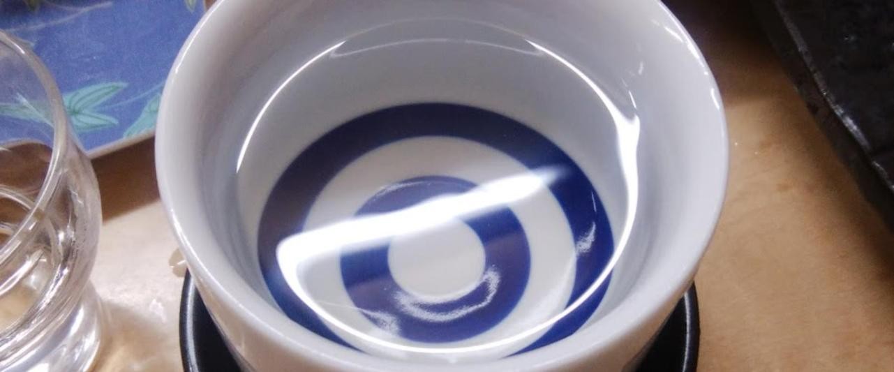 器に入った日本酒